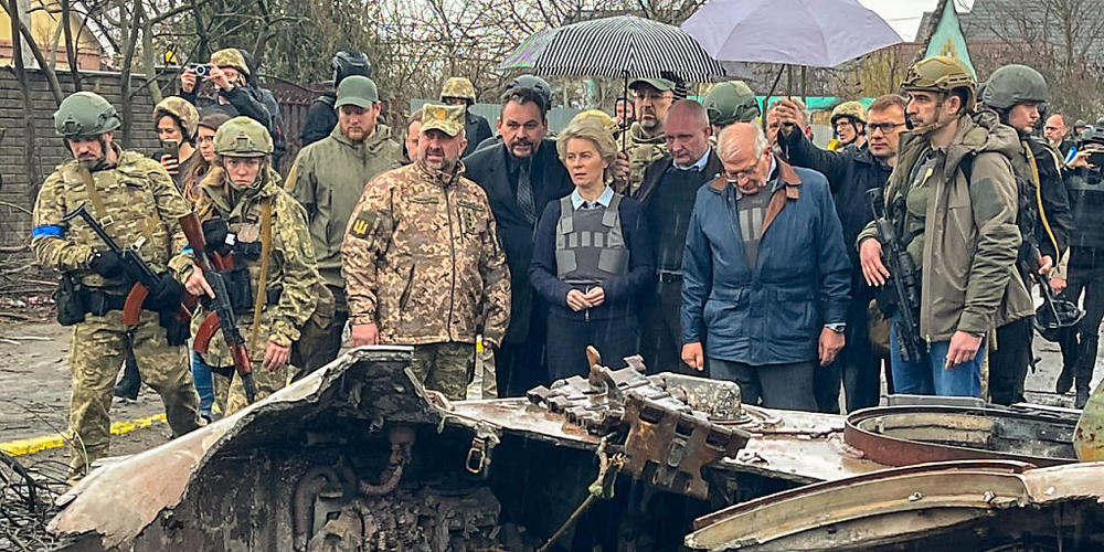 EU-Kommissionspräsidentin Ursula von der Leyen (M), der EU-Außenbeauftragte Josep Borrell (M,r) und Denys Schmyhal (hinter von der Leyen), Premierminister der Ukraine, stehen hinter zerstörten Militärfahrzeugen. Foto: Michael Fischer/dpa