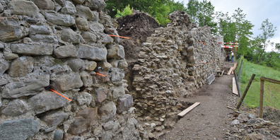 Laufende Sanierungsarbeiten, die orangen Stecken markieren historische Maueröffnungen, die belassen wurden.