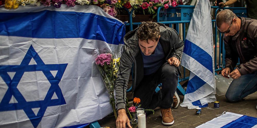 Trauernde zünden Kerzen an, während sie den Terroropfern am Ort eines Anschlags im Stadtzentrum gedenken. Nach einer Welle von Terroranschlägen, die in den vergangenen zwei Wochen 13 Menschen das Leben gekostet haben, herrscht in Israel höchste Al...