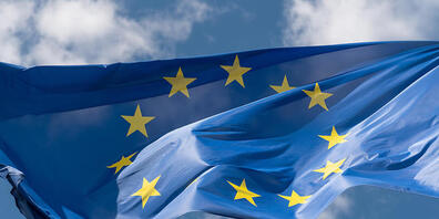 ARCHIV - Symbolbild. Eine Europafahne weht vor dem Sächsischen Landtag im Wind. Foto: Robert Michael/dpa-Zentralbild/dpa