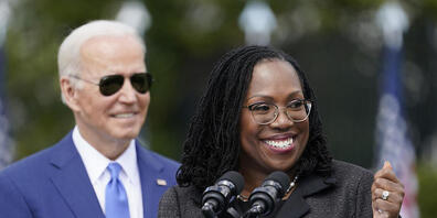 Ketanji Brown Jackson und Joe Biden im Garten des Weißen Hauses. Foto: Andrew Harnik/AP/dpa