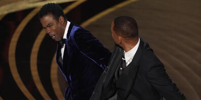 ARCHIV - Will Smith ohrfeigt Moderator Chris Rock bei den Oscars. Foto: Chris Pizzello/Invision/AP/dpa
