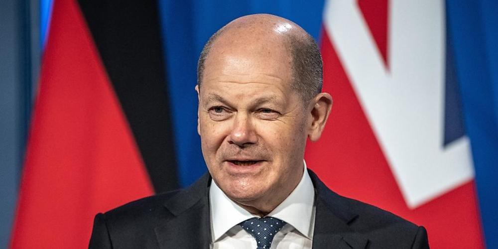 Bundeskanzler Olaf Scholz (SPD), steht bei einer Pressekonferenz nach den Gesprächen. Scholz ist zu seinem Antrittsbesuch in Großbritannien. Im Mittelpunkt der bilateralen Gesprächen standen der Ukraine-Krieg und die Folgen stehen. Foto: Michael K...
