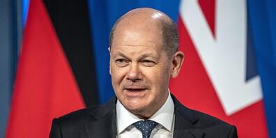 Bundeskanzler Olaf Scholz (SPD), steht bei einer Pressekonferenz nach den Gesprächen. Scholz ist zu seinem Antrittsbesuch in Großbritannien. Im Mittelpunkt der bilateralen Gesprächen standen der Ukraine-Krieg und die Folgen stehen. Foto: Michael K...