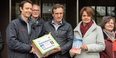 Die Initianten übergaben heute im Stadthaus die gesammelten Unterschriften an Stadtpräsident Ruedi Rüfenacht.