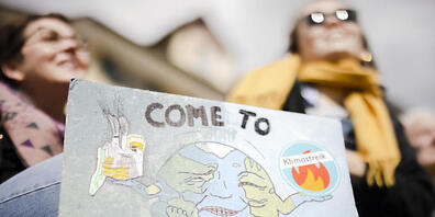 Weniger Überproduktion, mehr Klimaschutz: Rund 1000 Demonstrierende haben am Samstag in Zürich deshalb eine Reduktion der Arbeitszeit gefordert.