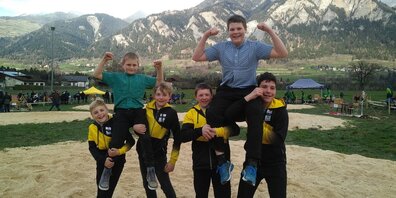 Roman Kobler und Johannes Eggenberger ( von links) lassen sich Feiern.