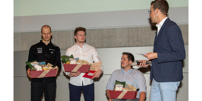 Die nominierten Schwyzer Sportler des Jahres 2021 (v.l.):  Jonas Boesiger, Marco Pfyl und Jonas Frei mit Moderator Sascha Schuler. Marco Pfyl wurde Schwyzer Sportler des Jahres.
