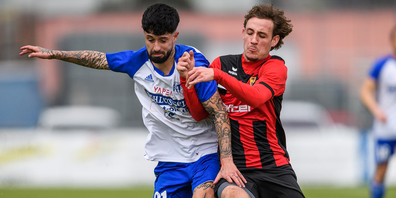 Bryan Mallo (FC Tuggen) und Marc Figueiredo im Zweikampf.