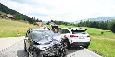 Am Samstagmittag kam es auf der Rickenstrasse bei Wattwil SG zu einem Unfall zwischen drei Autos.