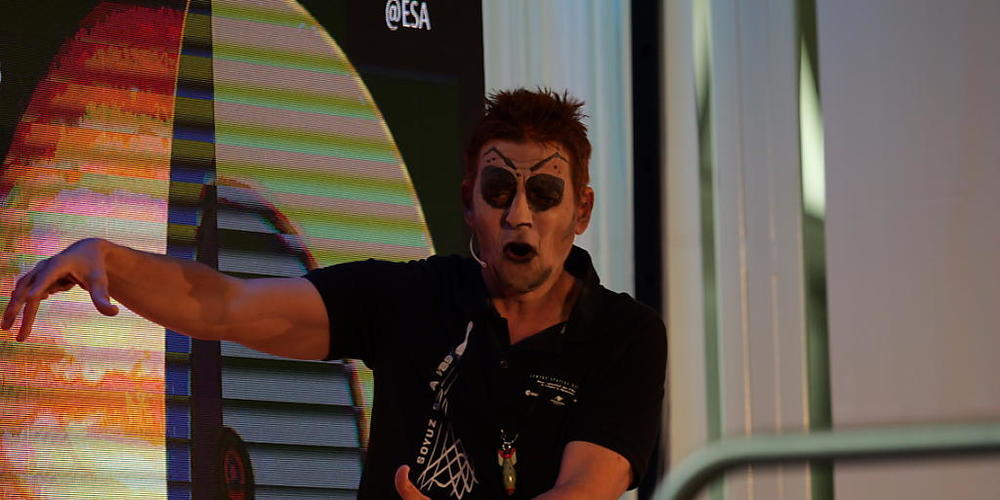 ETH-Professor und Nobelpreisträger Didier Queloz mit Fantasy-Schminke bei einem Vortrag in Basel.