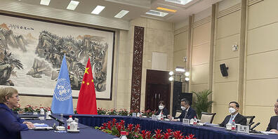 HANDOUT - Die UN-Menschenrechtskommissarin Michelle Bachelet (2.v.l.) hält sich nach ihrem sechstägigen China-Besuch mit direkter Kritik zurück. Foto: Uncredited/Vereinten Nationen/dpa - ACHTUNG: Nur zur redaktionellen Verwendung im Zusammenhang m...