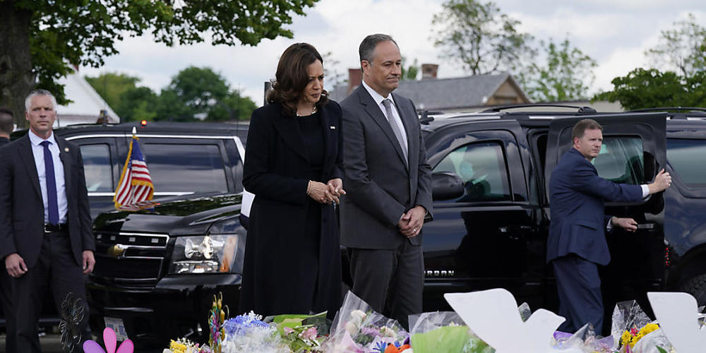 Zwei Wochen nach der Attacke auf einen Supermarkt im Bundesstaat New York mit zehn Toten hat US-Vizepräsidentin Kamala Harris die betroffene Gemeinde in Buffalo besucht. Foto: Patrick Semansky/AP/dpa