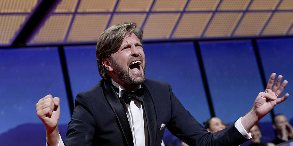 Ruben Ostlund, Filmregisseur aus Schweden, feiert nachdem er die Goldenen Palme für den «Triangle of Sadness» bei der Preisverleihung der 75. Internationalen Filmfestspiele in Cannes erhalten hat. Foto: Joel C Ryan/Invision/dpa