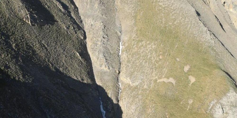 Teile des abgestürzten Segelflugzeuges (oben im Bild) beim Crêta Besse in der Region Sanetsch.