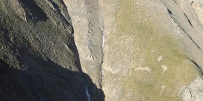 Teile des abgestürzten Segelflugzeuges (oben im Bild) beim Crêta Besse in der Region Sanetsch.