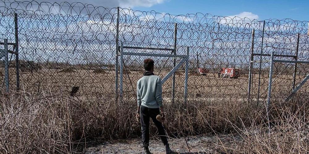 ARCHIV - Ein Migrant am Grenzzaun an der türkisch-griechischen Grenze in Pazarkule. Foto: Yasin Akgul/dpa