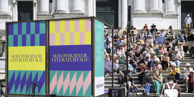Am Sonntag sind die 44. Solothurner Literaturtage zu Ende gegangen. Die Aussenbühne vor der St.Ursen-Kathedrale hat während der drei Festivaltage Literatur auch zu jenen gebracht, die eigentlich zum Shoppen in die Stadt gekommen waren.