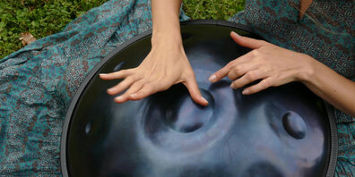 Handpan ist ein Klanginstrument, das in der Schweiz erfunden wurde.
