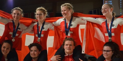 Links aussen Geraldine Unternährer (Uzwil) und rechts aussen Elena Küng (Uzwil). Wir gratulieren! 