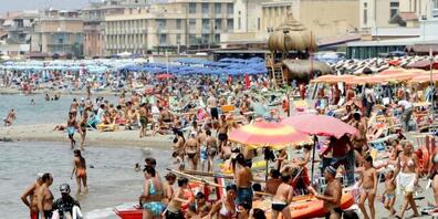 Überfüllter Strand in Ostian bei Rom. (Archivbild)