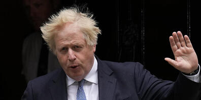 dpatopbilder - Der britische Premierminister Boris Johnson verlässt Downing Street 10. Laut Berichten mehrerer britischer Medien will Johnson die Freiheiten seines Landes nach dem Brexit nutzen, um imperialen Maßeinheiten wie der Unze neue Bedeutu...