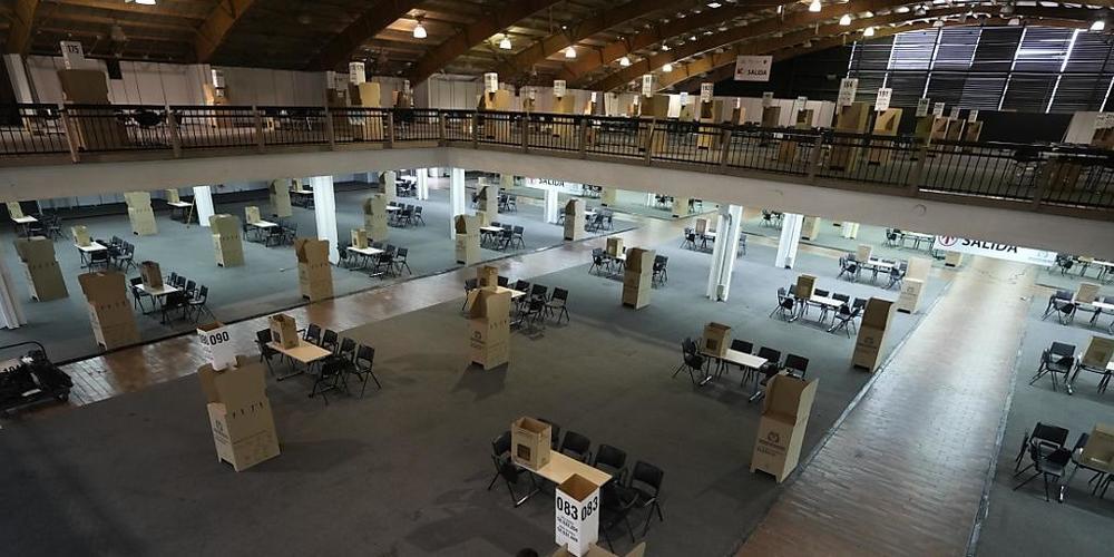 Wahlkabinen werden in Corferias, dem Hauptwahllokal in Bogota aufgebaut. Am 29. Mai wird in Kolumbien ein neuer Präsident gewählt. Favorit beim ersten Wahlgang am Sonntag war erstmals ein Linker Kandidat. Foto: Fernando Vergara/AP/dpa