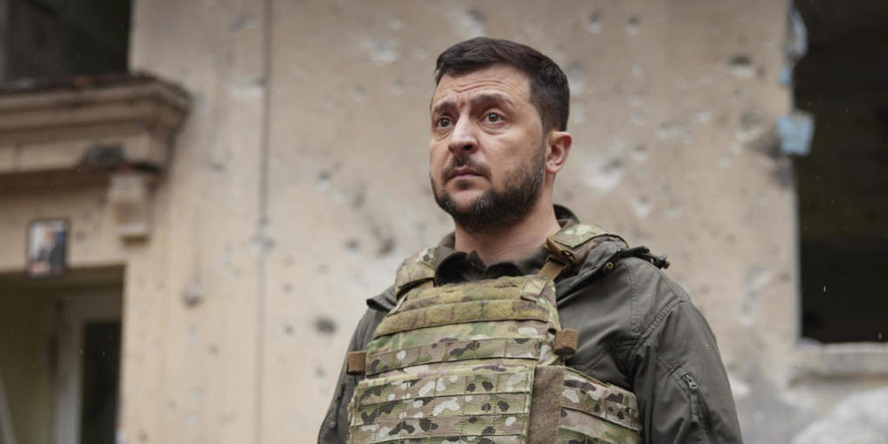 dpatopbilder - HANDOUT - Das vom Pressebüro des ukrainischen Präsidenten via AP zur Verfügung gestellten Foto zeigt Wolodymyr Selenskyj, Präsident der Ukraine, der am Sonntag die vom Krieg betroffene Region Charkiw besuchte. Foto: --/Ukrainian Pre...