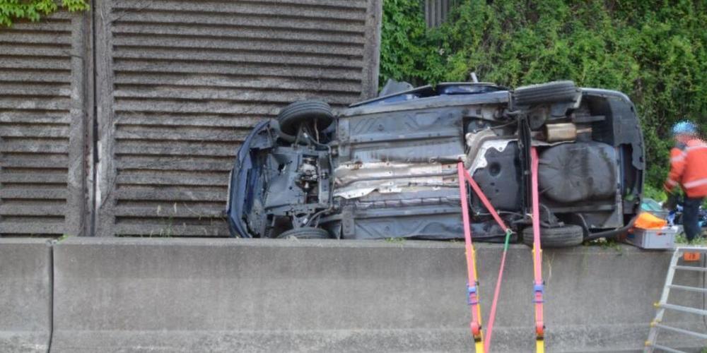 Das Auto kollidierte mit der Lärmschutzwand und landete auf der Leitplanke.