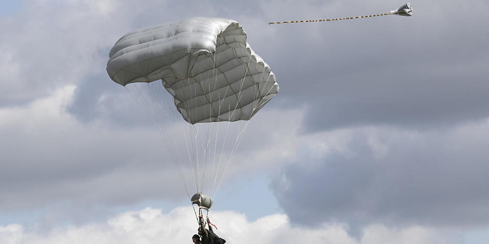 Bei einem Tandem-Sprung mit dem Fallschirm hat eine 103-jährige Schwedin einen Weltrekord aufgestellt. Sie ist nun die älteste Fallschirmspringerin der Welt. (Symbolbild)