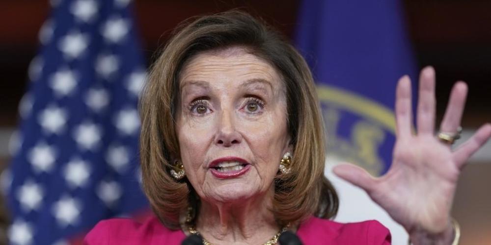 Die Sprecherin des Repräsentantenhauses, Nancy Pelosi (Kalifornien), spricht mit Reportern im Kapitol in Washington. Foto: J. Scott Applewhite/AP/dpa
