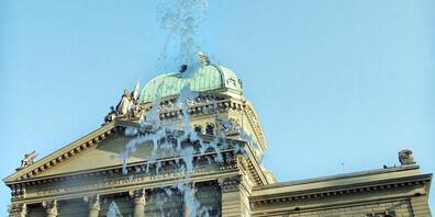 Kühlendes Nass vor dem Bundeshaus, heisse Diskussionen im Innern des Parlamentsgebäudes. Heute beginnt die Sommersession der eidgenössischen Räte. (Archivbild)