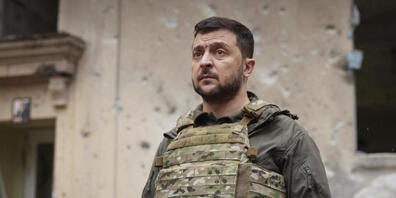 dpatopbilder - HANDOUT - Das vom Pressebüro des ukrainischen Präsidenten via AP zur Verfügung gestellten Foto zeigt Wolodymyr Selenskyj, Präsident der Ukraine, der am Sonntag die vom Krieg betroffene Region Charkiw besuchte. Foto: --/Ukrainian Pre...