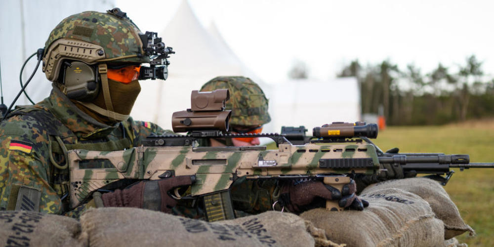 ARCHIV - Soldaten der deutschen Bundeswehr - 100 Milliarden Euro für Investitionen in Rüstungsvorhaben. Foto: Philipp Schulze/dpa