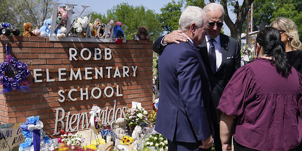 dpatopbilder - US-Präsident Joe Biden (2.v.l) und seine Frau Jill Biden (r) im Gespräch mit Schulleiterin Mandy Gutierrez und Superintendent Hal Harrell der Robb Elementary School. Foto: Evan Vucci/AP/dpa
