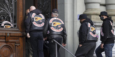 Mitglieder der Hells Angels gehen in das Gerichtsgebäude, um den Prozess um die Auseinandersetzung der Motorradclubs Hells Angels und Bandidos mitzuverfolgen.
