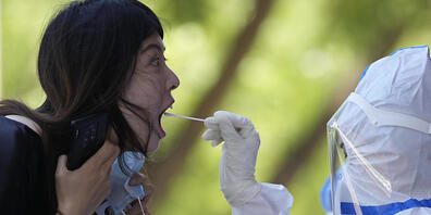 Eine Frau wird auf das Corona-Virus getestet: In China gibt es nach wie vor Lockdowns.