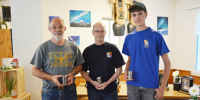 Die Verbandsmeister des RSV Mach-Höfe: (v. l.) Stephan Schnyder (GS Schübelbach), Karabiner, Sturmgewehr 90 und 57, Urs Odermatt (GS Schübelbach), Standardgewehr und freie Waffen, Nick Feusi (FSS Feusisberg), Jugendlichenmeister.