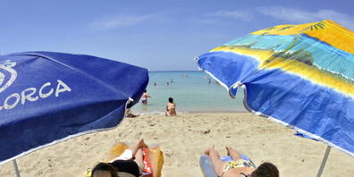 Herr und Frau Schweizer zieht es nach dem Wegfall der Corona-Massnahmen wieder vermehrt ins Ausland.