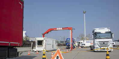 In den Augen einer Parlamentskommission enthält die Reorganisation von Zoll und Grenzwache in politischer Hinsicht fragwürdige Aspekte. (Themenbild)