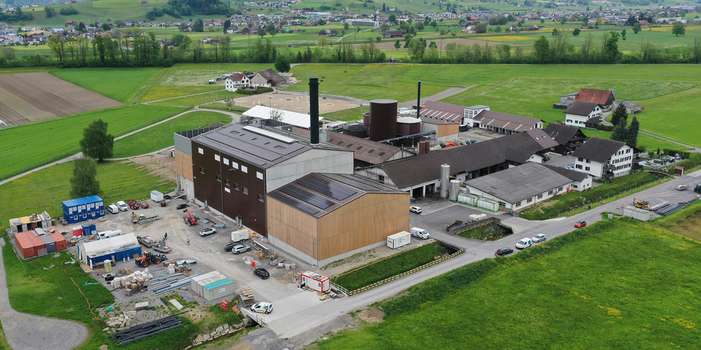 Das neue Holzkraftwerk wird erneuerbare Wärme und Strom für 9'600 resp. 7'100 Haushalte in der Region Ausserschwyz produzieren.