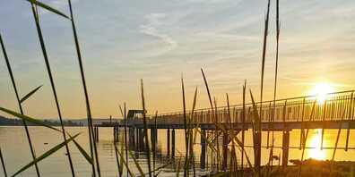Der Steg wird mit der Bevölkerung eingeweiht.