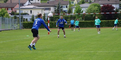  Zuspiel von Abwehrmann Luca Schmid auf Schlagmann Timo Hagmann.