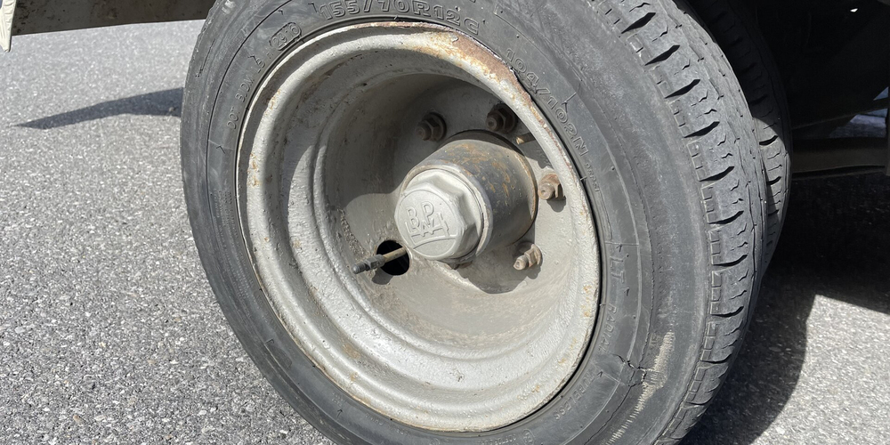 Die Räder des Lastwagens sind nicht betriebssicher.