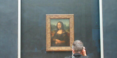 ARCHIV - Ein Besucher fotografiert die "Mona Lisa", die durch Panzerglas geschützt ist. Foto: Sabine Glaubitz/dpa