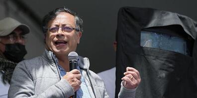 Gustavo Petro, Präsidentschaftskandidat, spricht während einer Abschlusskundgebung. Foto: Fernando Vergara/AP/dpa