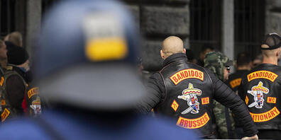 Ein Polizist vor dem mit Gittern abgesperrten Sektor der "Bandidos".