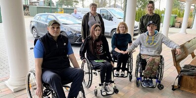 Heidi Hanselmann: "Das sind die ersten Ukraine-Flüchtlinge im Rollstuhl mit Begleitpersonen, die im Safe House angekommen sind. Sie werden durch die SPS medizinisch und pflegerisch versorgt. Einige sind jetzt in Nottwil, weil sie unter schlimmem Dekubitus (Druckgeschwür) leiden und stationäre Versorgung brauchen."