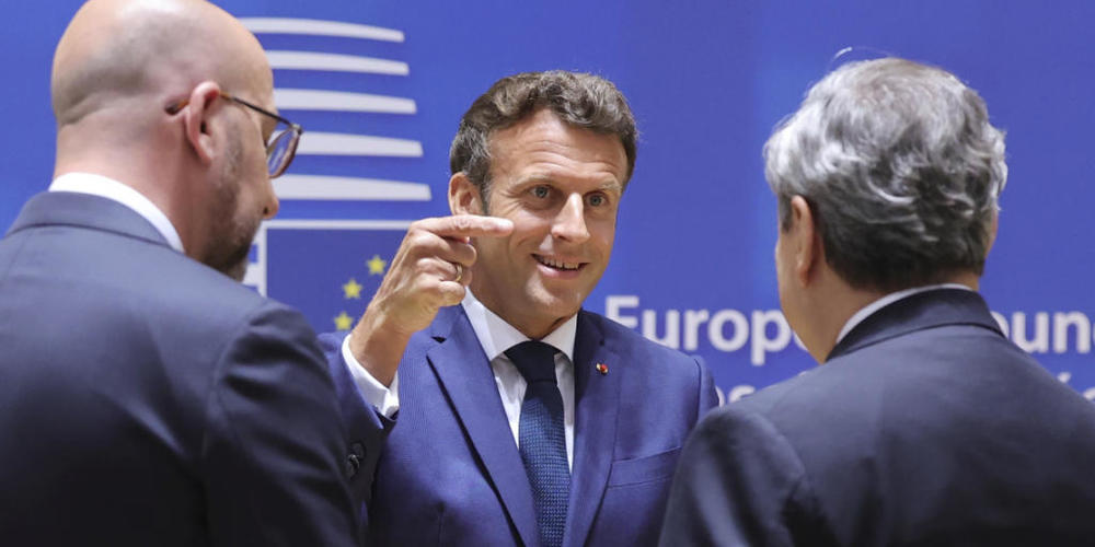 Emmanuel Macron (M), Präsident von Frankreich, Charles Michel (l), Präsident des Europäischen Rates, und Mario Draghi, Ministerpräsident von Italien, unterhalten sich vor dem außerordentlichen Treffen der EU-Staats- und Regierungschefs. Foto: Oliv...