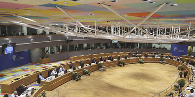 Der ukrainische Präsident Wolodymyr Selenskyj spricht per Videoschalte aus Kiew mit den Staats- und Regierungschefs der EU in Brüssel. Foto: Olivier Matthys/AP/dpa